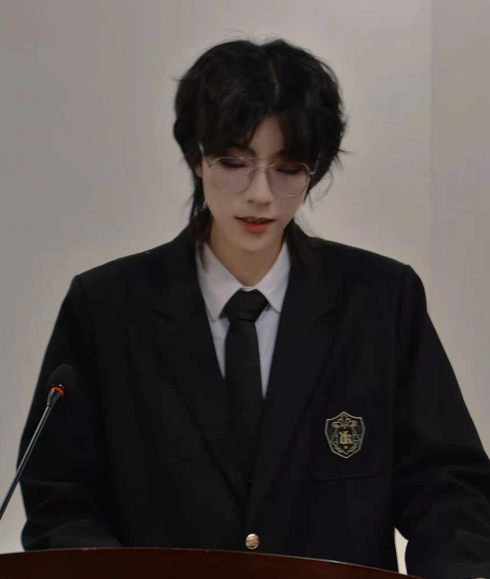 河北一高校体育老师火了，颜值高却“性别难辨”，课下更受欢迎