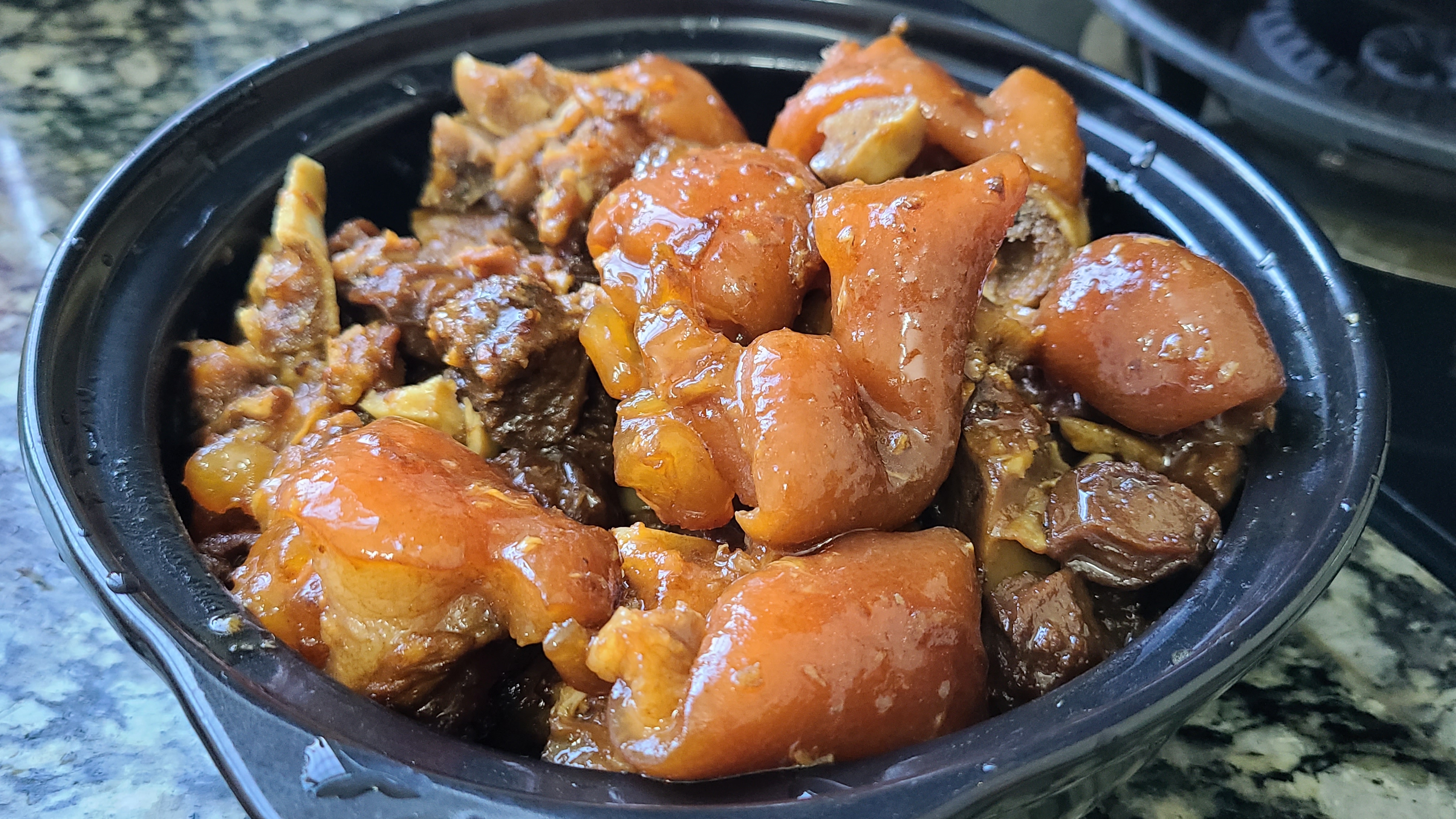 广东老厨师教的话梅猪脚，出了名的一道菜，肉烂味浓真好吃