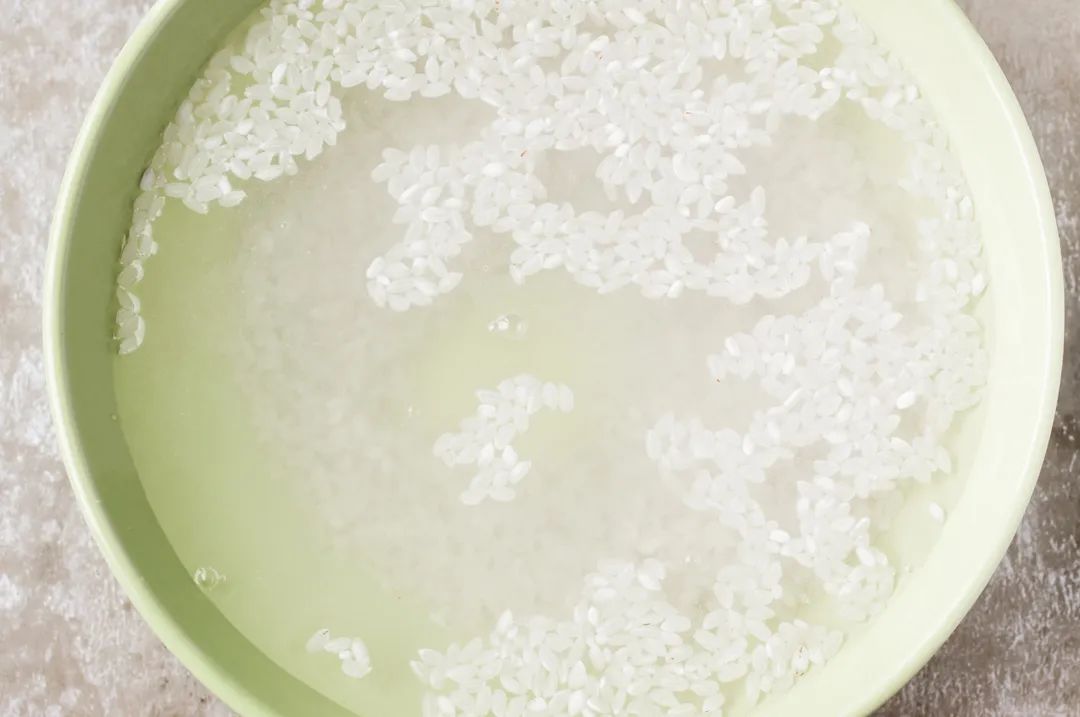拿家里的淀粉,直接兑点水,颜色比淘米水白多了.
