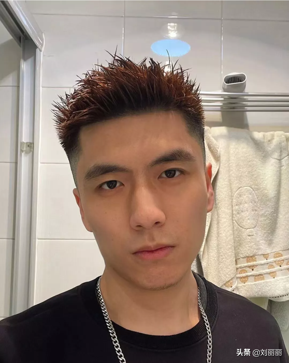 男士发型怎么剪才帅气？两侧推短三七分不连接，效果都不错