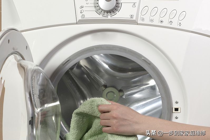 海尔洗衣机故障显示E2，如何处理？