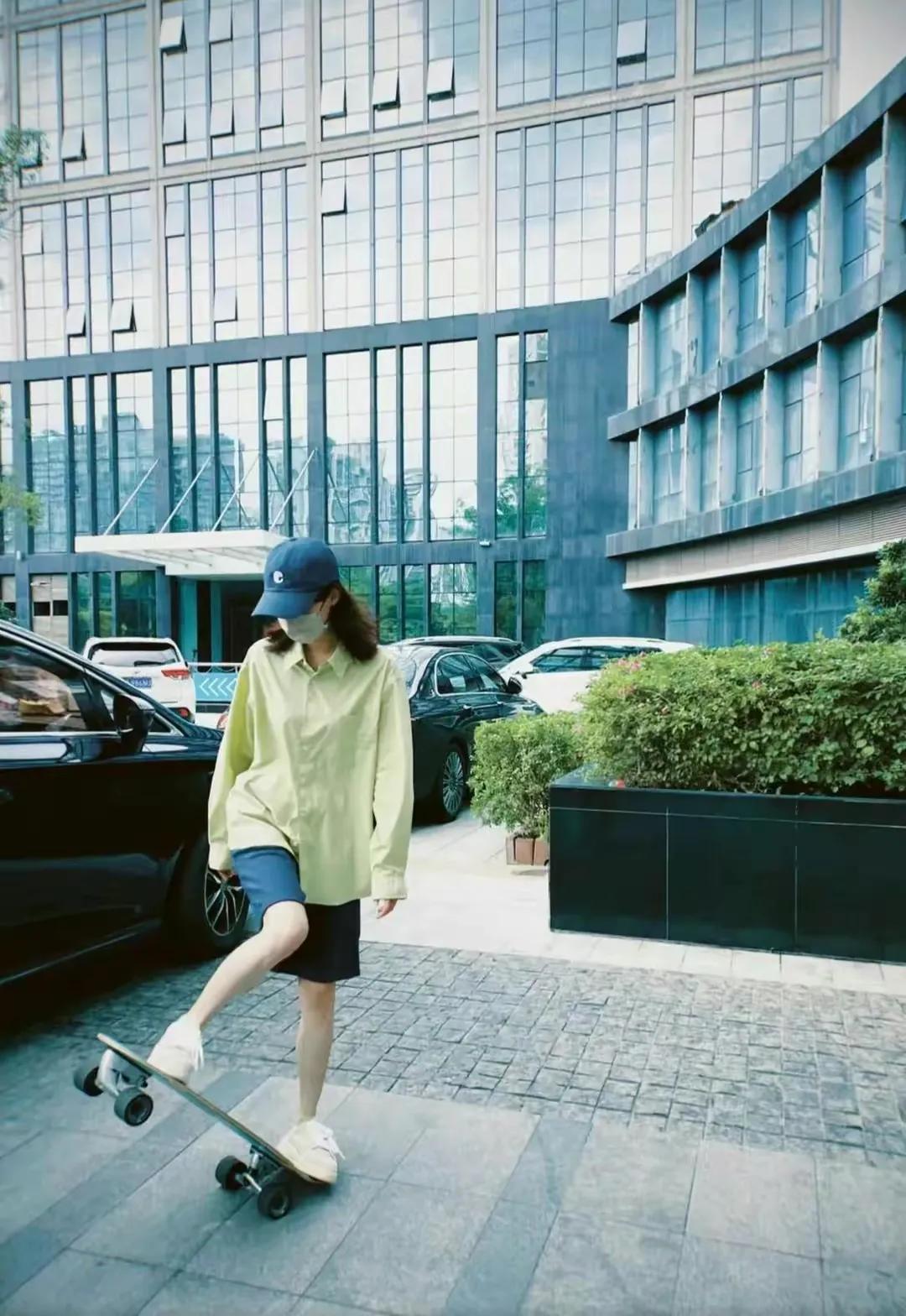 张小斐滑板又帅又酷，随性自然的她让人喜爱