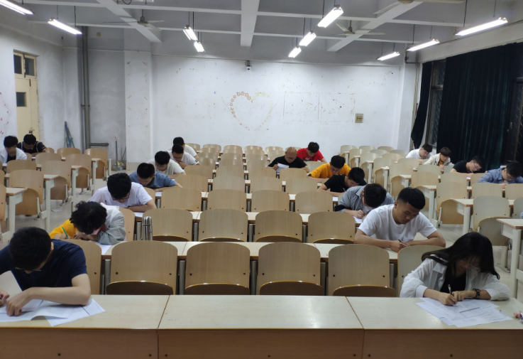 高校不允许大一新生报英语四级？对此还是理解的，毕竟名额有限