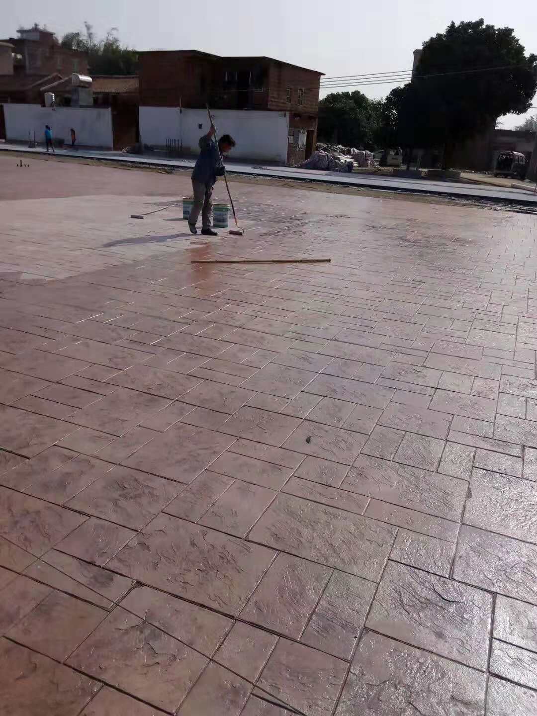 彩色壓花地坪材料，模具壓花施工，怎樣控制顏色效果？