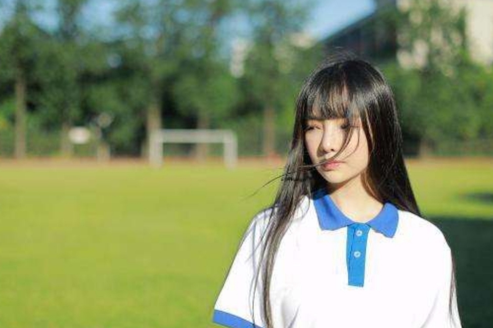 为啥贵族学校女生穿裙子，普通学校女生穿裤子？学生表示强烈不满