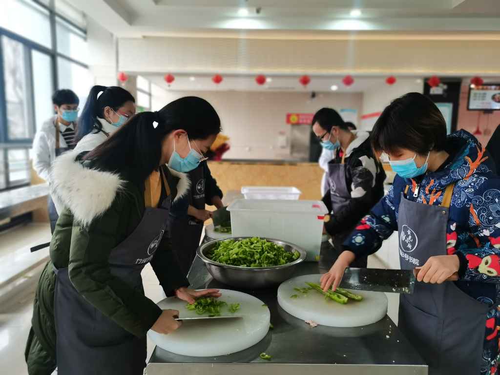 西安一高校推出一元爱心餐传递抗疫温暖 学子纷纷点赞：爱心餐暖胃又暖心