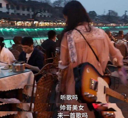 安徽女子舍命救夫，失去双腿后被丈夫抛弃，她如今怎样了？