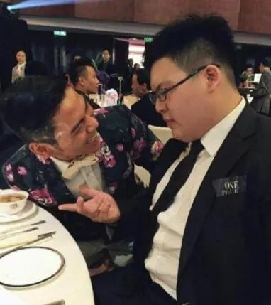 向华强花5亿力捧向佐，却把向佑送进监狱，两兄弟差距这么大