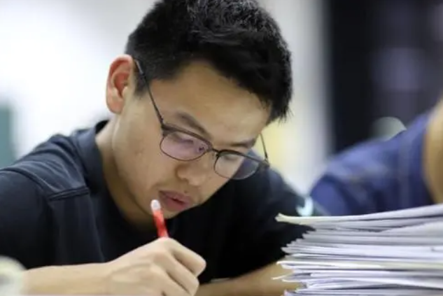 父母“投机取巧”的一个举动，让儿子无学可上，高考659分白考了