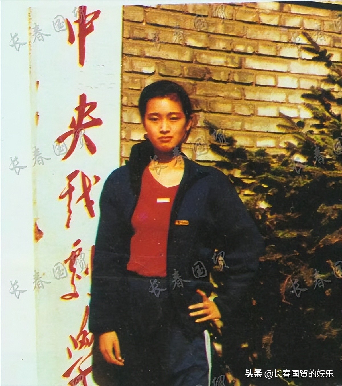 巩俐18岁高中毕业时旧照曝光，端庄秀美满脸胶原蛋白