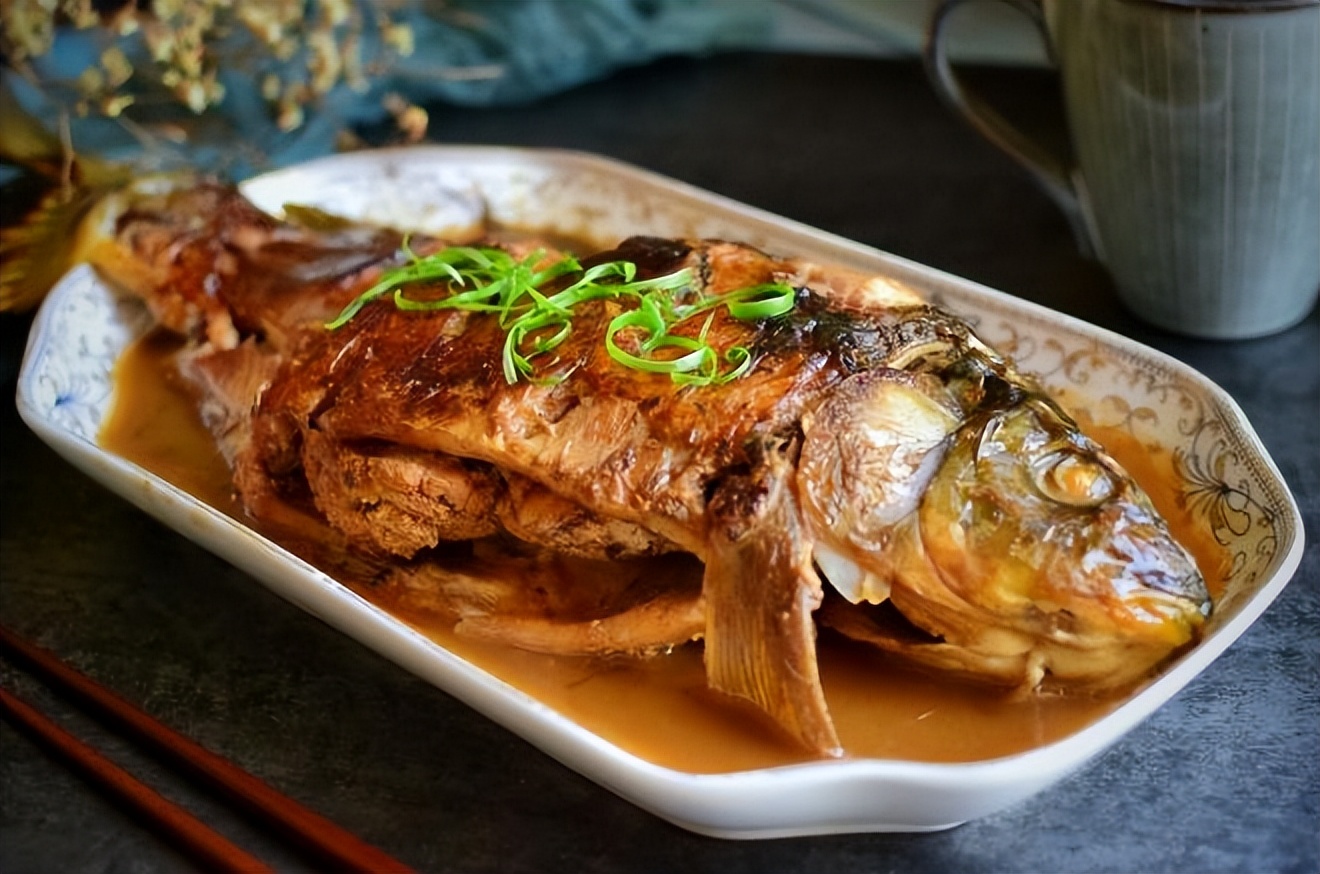 炖鱼怎么做(家常炖鱼怎样做,不腥不烂不破皮?