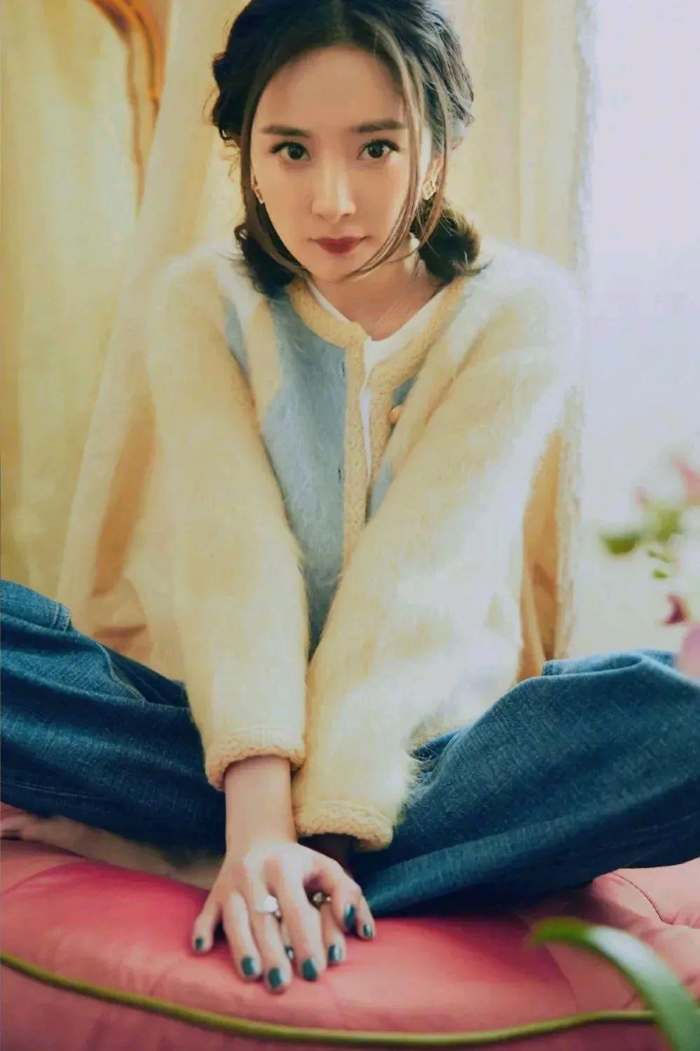 杨幂双尾麻花辫少女风—清新装扮，青春靓丽，俏皮灵动