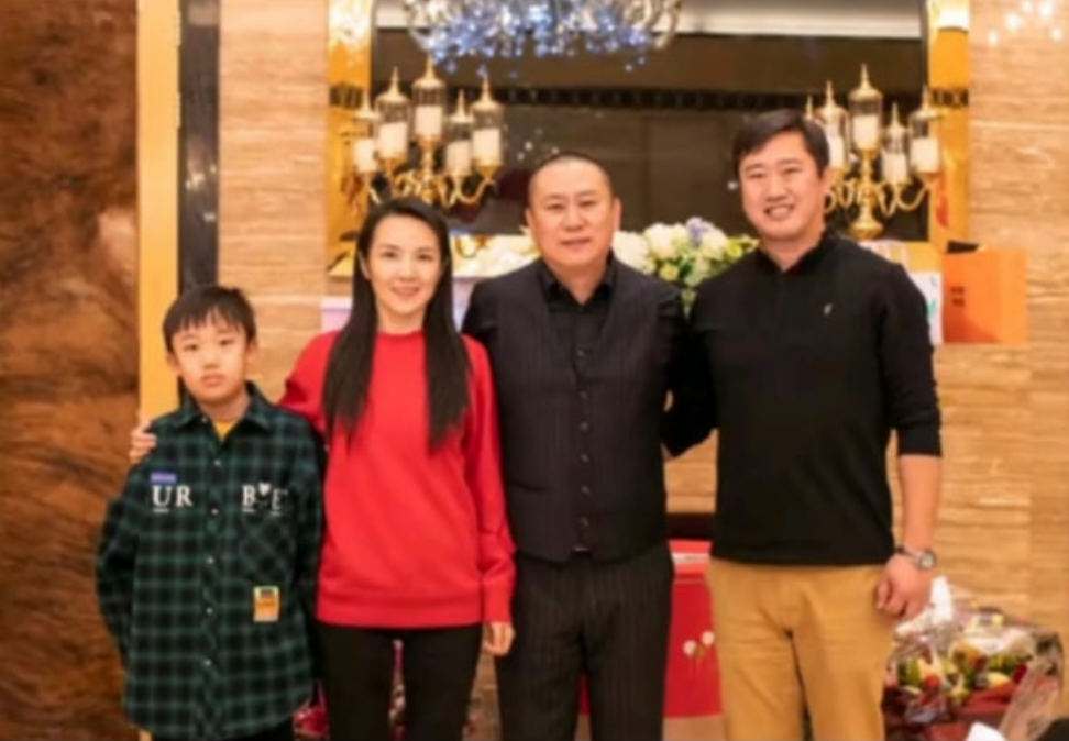 管彤：26岁进央视，41岁结婚，42岁当高龄产妇，今51岁被宠成公主