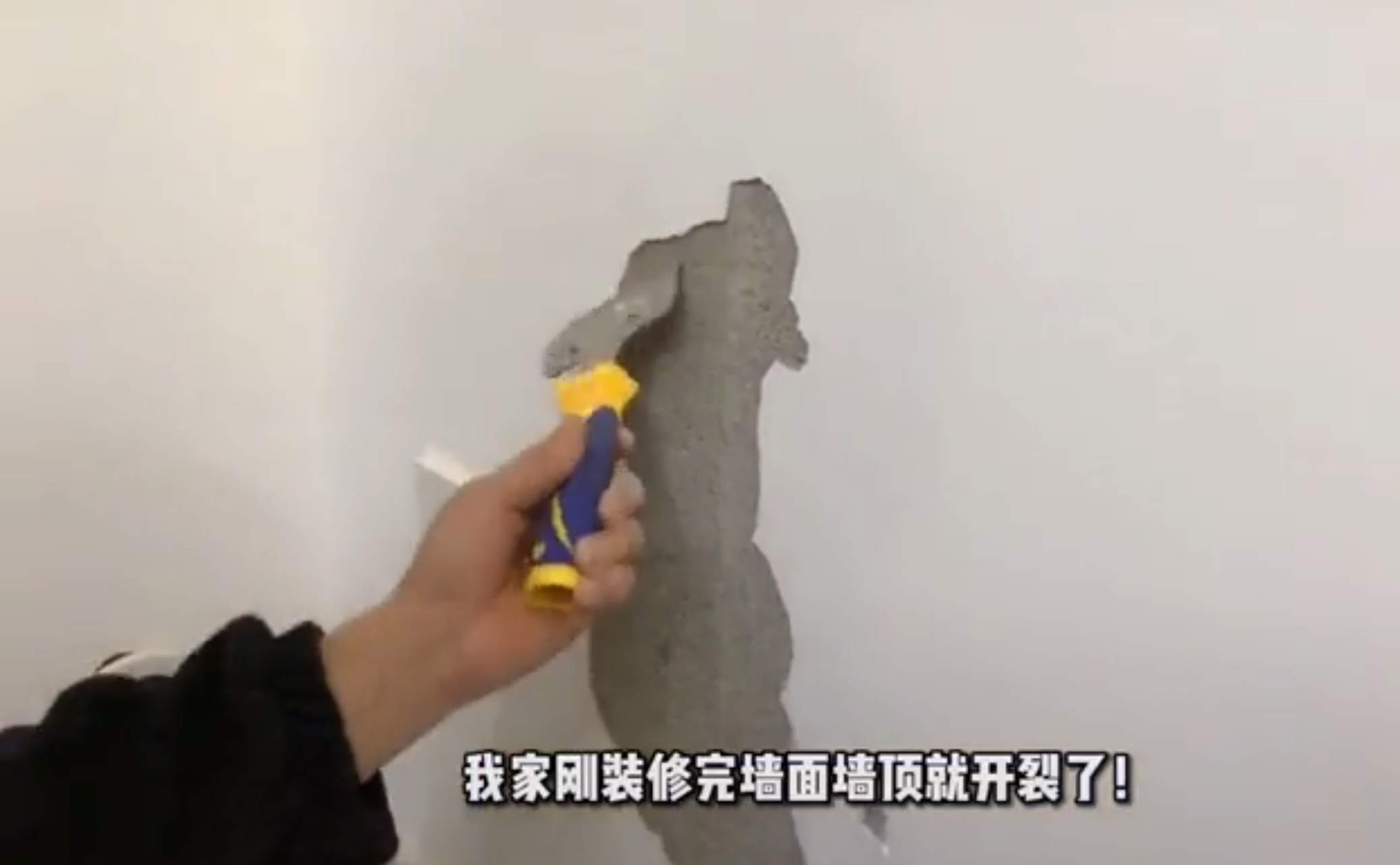 装修刷墙油漆工序详解：从基层处理到多遍涂刷全过程