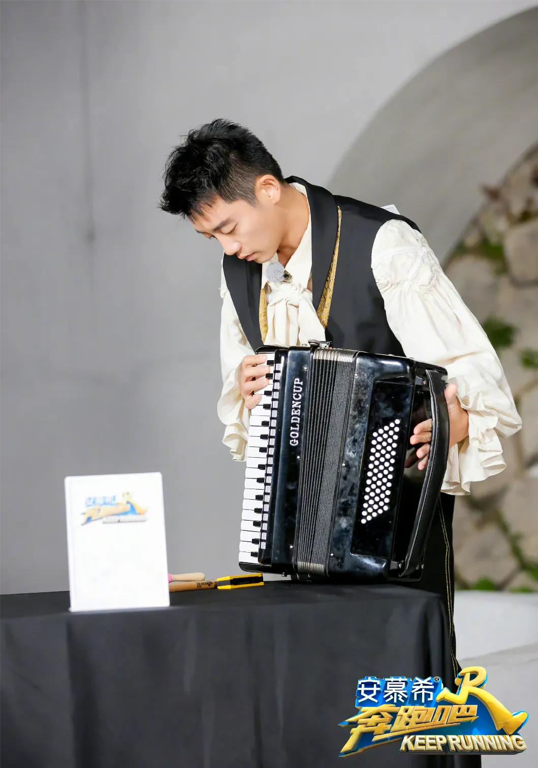 《奔跑吧》白鹿作为幕后Boos，考脑力又考体力，最终以撕名牌结束