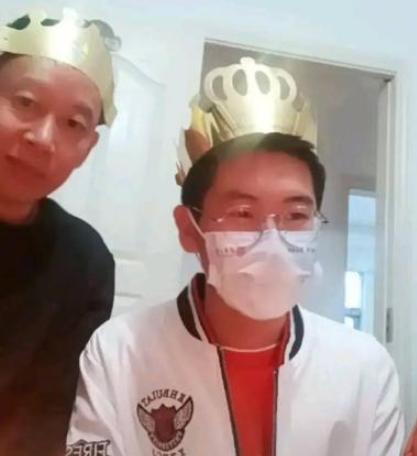 孙卓整理18岁生日礼物，唯独对口罩爱不释手，网友直夸：有前途