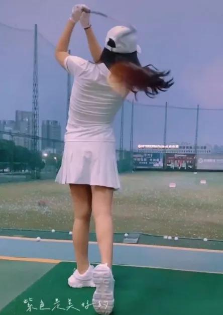 王诗龄穿短裙打高尔夫球，动作熟练有名媛范，网友直呼有钱真好