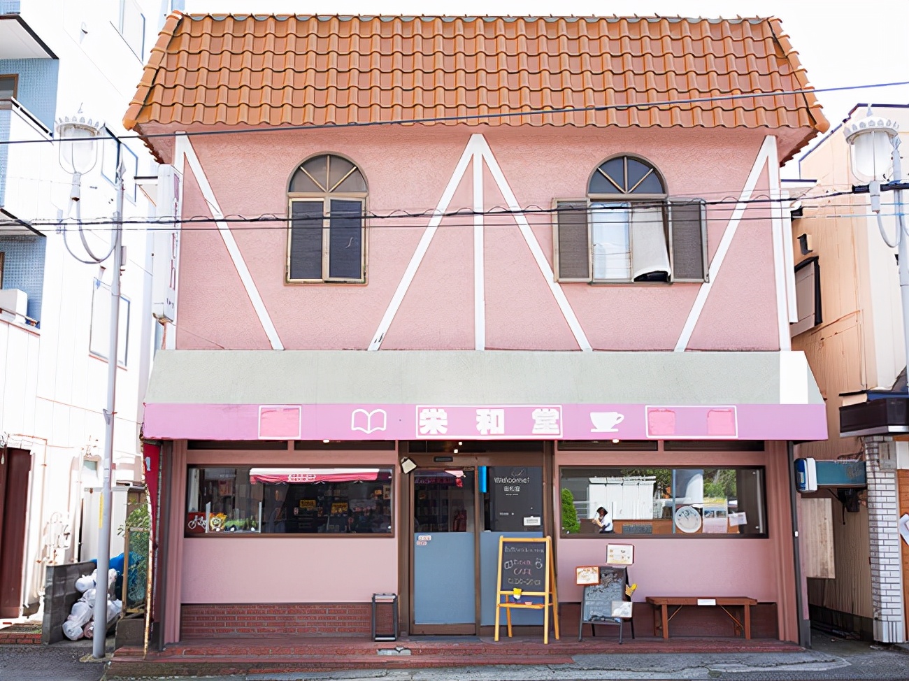 咖啡与书｜镰仓边缘，历经40年时光的书店重新变成书吧