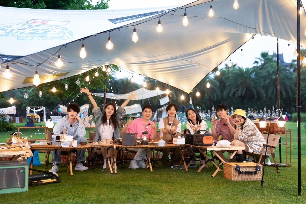 《花儿与少年》湖南台首播，手忙脚乱的明星，让真人秀成为照射镜