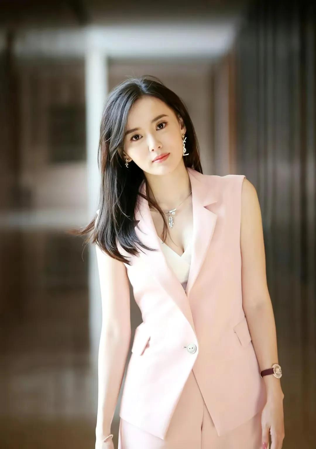 江铠同貌美如花，气质优雅