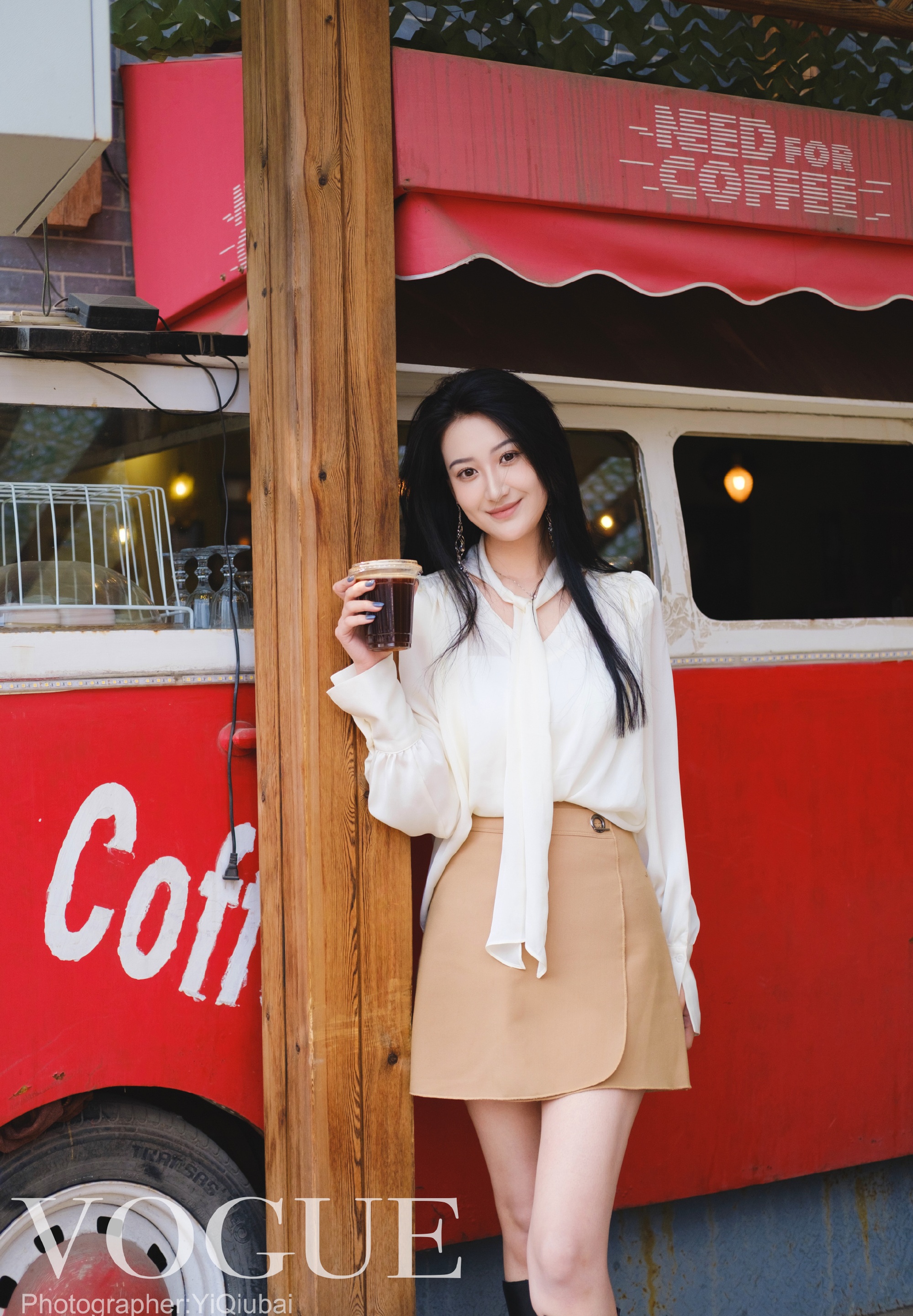 “小许晴”北影校花王沛然，穿着白衬衣黄短裙，潇洒享受咖啡