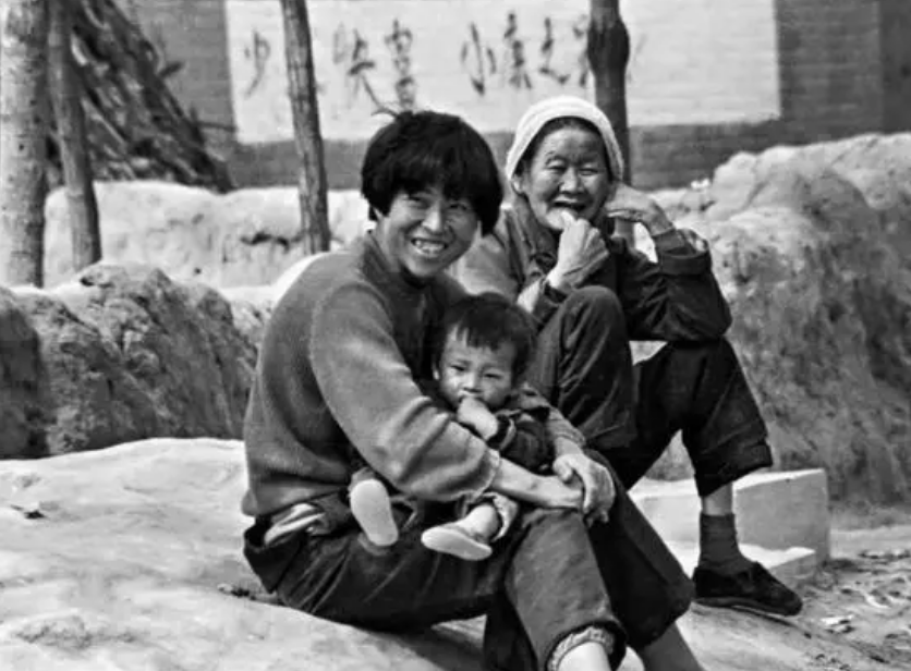 母亲精神病，弟弟脑瘫，安徽25岁女孩每天搂着弟弟睡觉，如今怎样