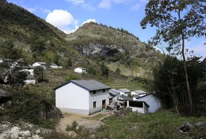 母亲精神病，弟弟脑瘫，安徽25岁女孩每天搂着弟弟睡觉，如今怎样