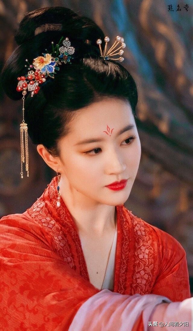 虽然刘亦菲内眦赘皮、露龈笑、溜肩……但她就是美得没有道理