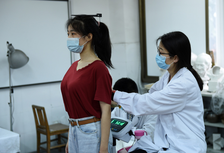 高考体检要求学生“全脱掉”？高三学生难以接受，医生：你想多了