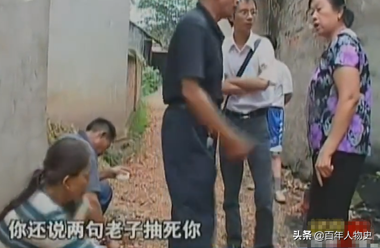 湖南83岁失明老妇住猪圈，4个子女不管不顾，儿子：住猪圈挺好的