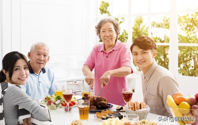 人到中老年，多喝酒能活血化瘀？实话说：不如多做这2件事