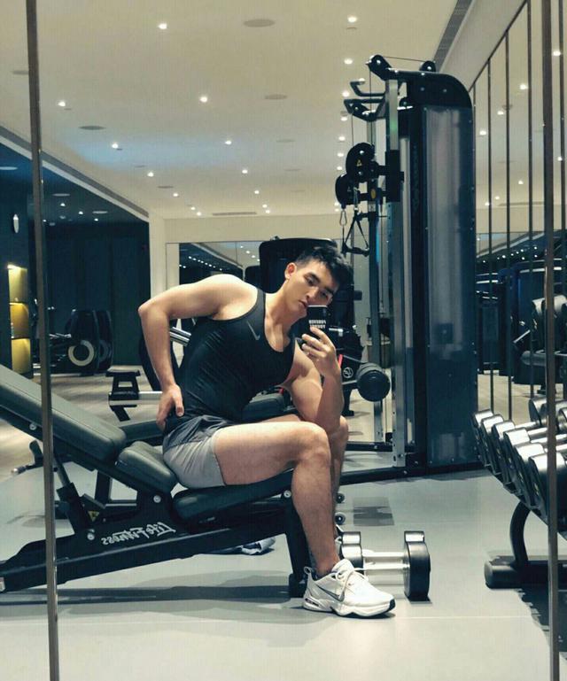 他拥有一身健硕的肌肉，却因撞脸鹿晗走红，网友：身材真好