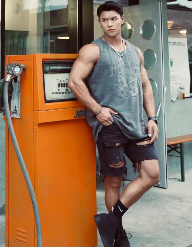 他拥有一身健硕的肌肉，却因撞脸鹿晗走红，网友：身材真好