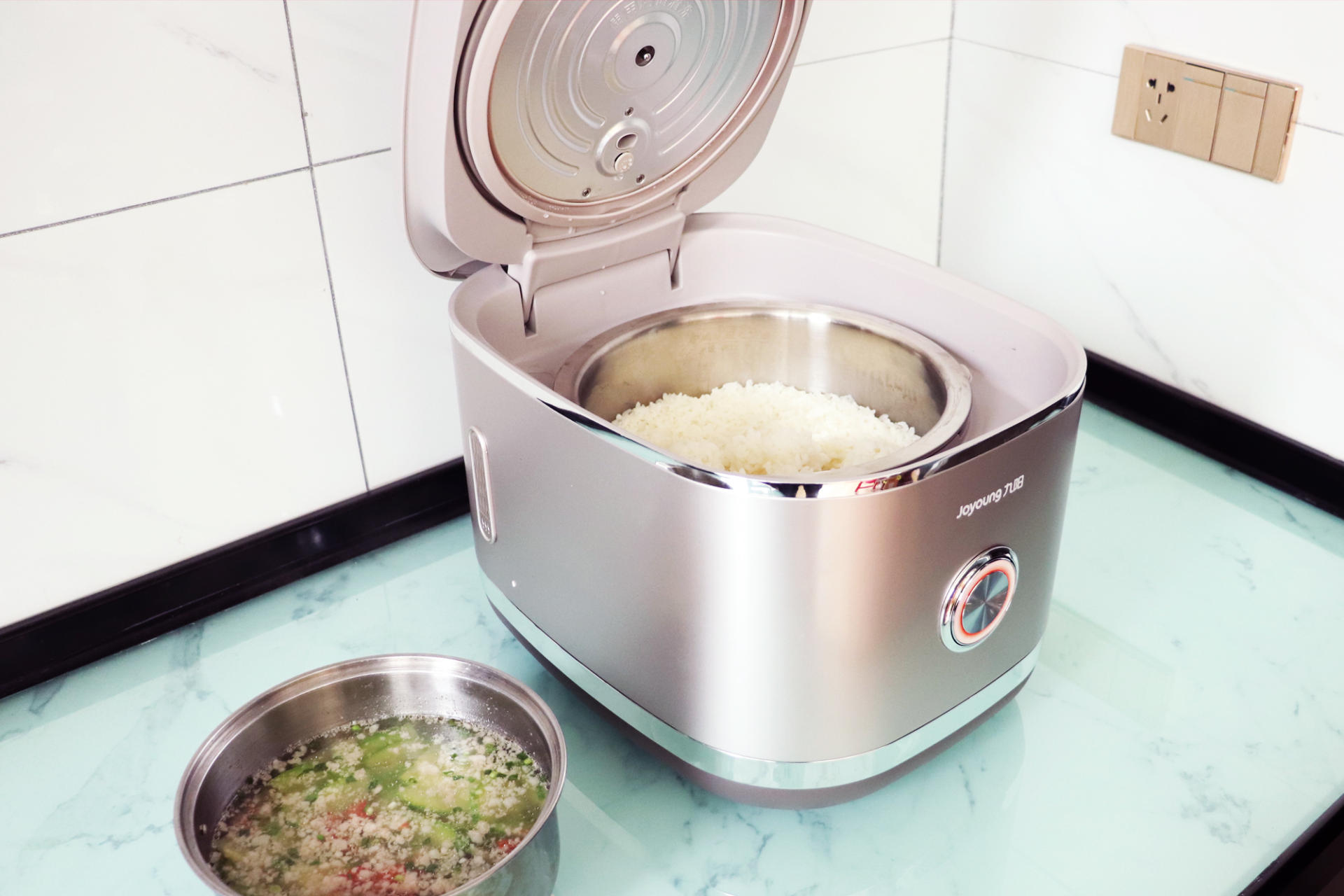 九阳0涂层电饭煲评测，配备304不锈钢内胆，告别涂层脱落危害