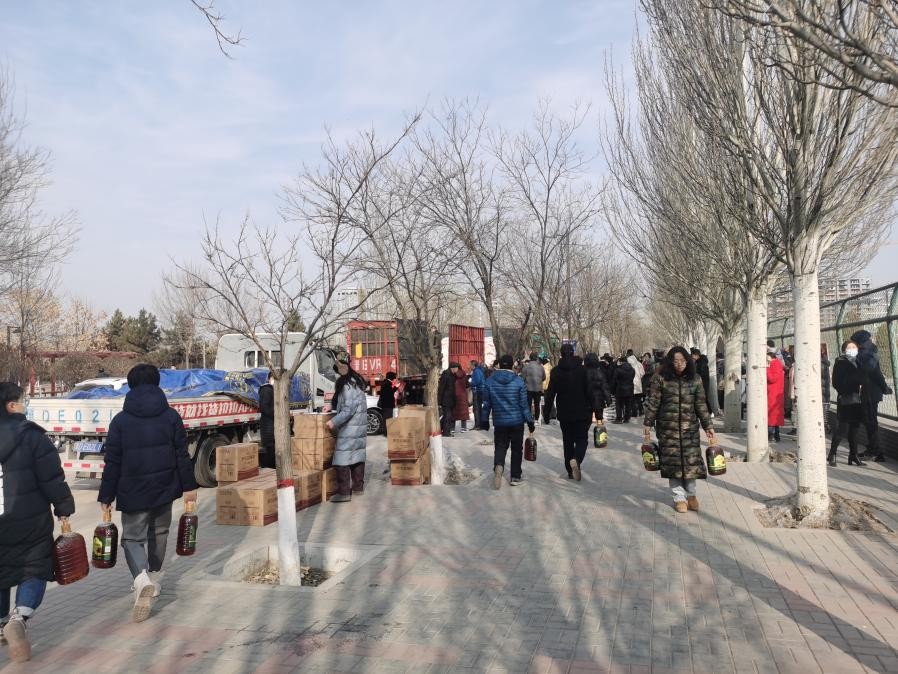 山西大同大学为教职工发放2022年春节慰问品
