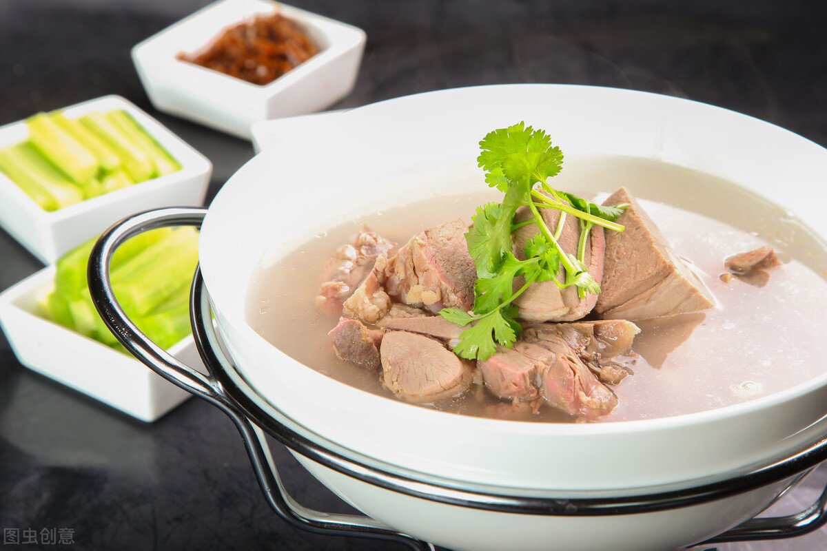 炖羊肉牢记：选肉切块焯水，加料酒生姜去腥，小火慢炖至软烂，最后调味撒香菜。