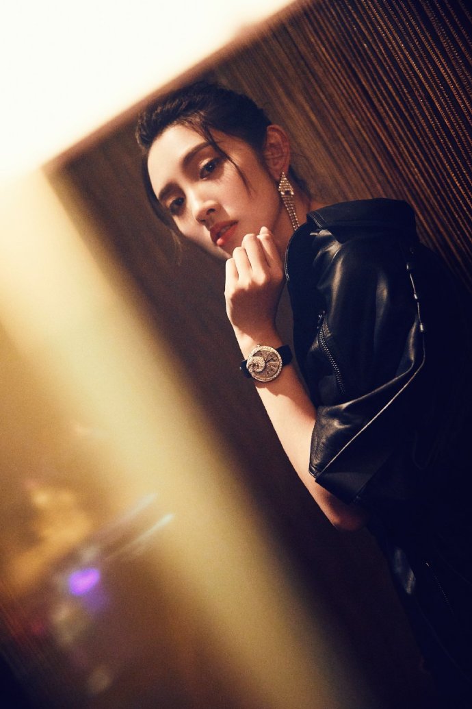 唐艺昕黑色皮质连衣裙配超长流苏耳环时尚写真