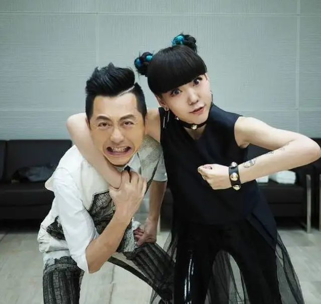 从上亿代言费到“落魄歌手”，吴莫愁怎么就落到了这副田地？