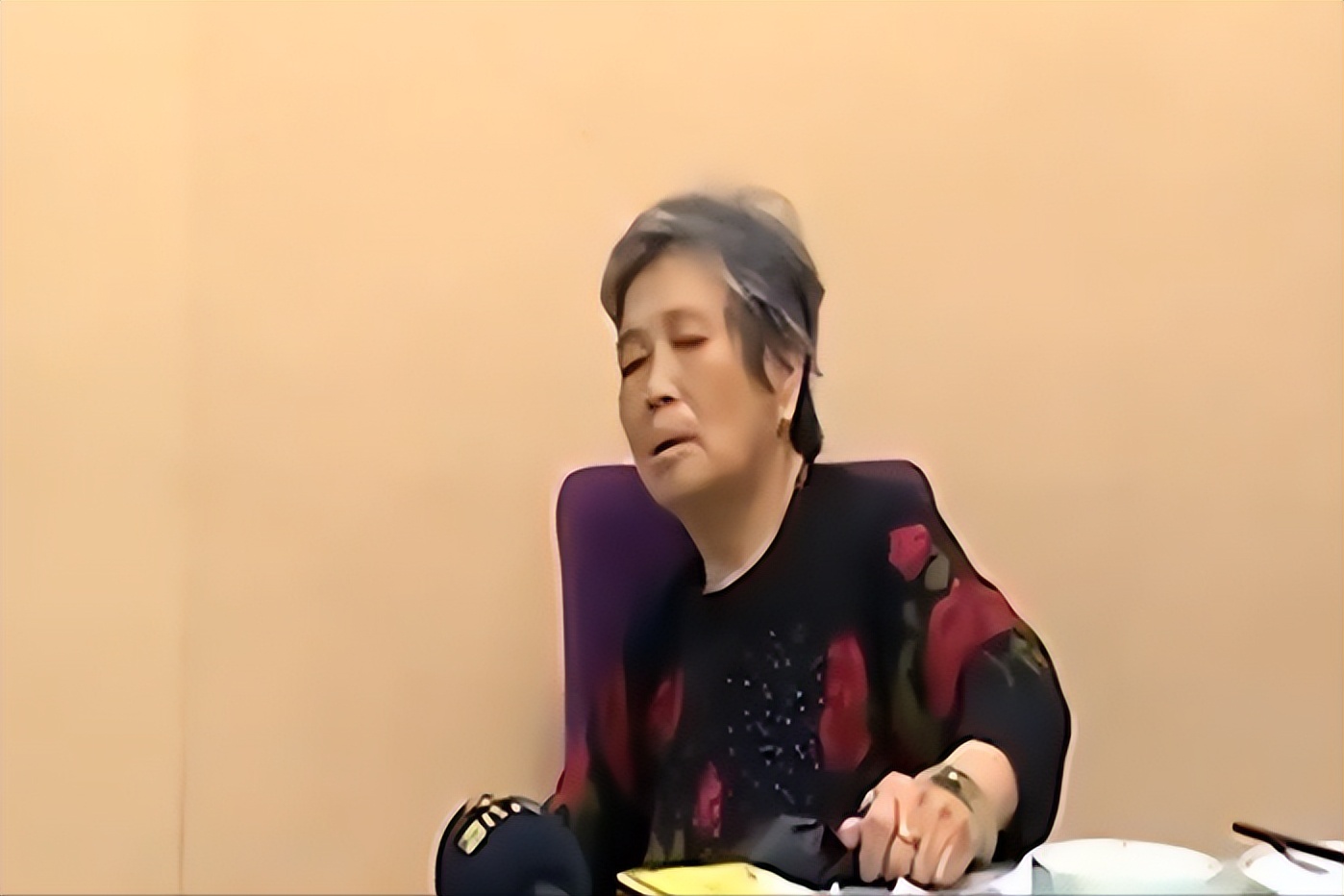 84岁老局长闹离婚，妻子要20万分手费，夫妻还险些大打出手！