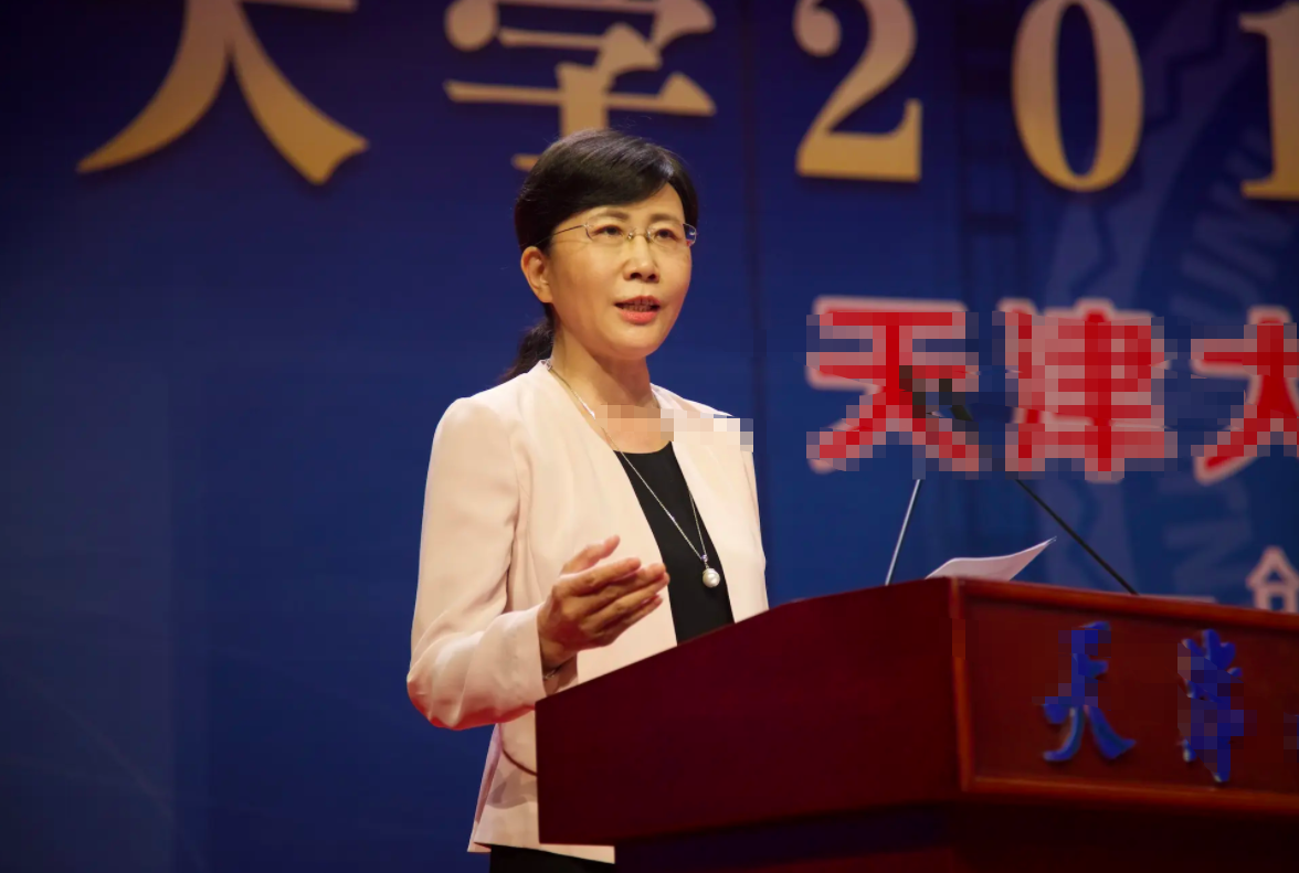 大学老师高薪又轻松？殊不知他才是最辛苦的，有些连铁饭碗都不是