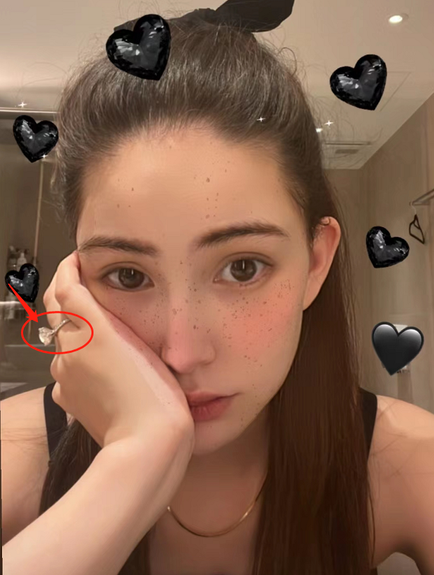 昆凌月子期间开心晒自拍，托腮卖萌少女感依旧，无名指大钻戒抢镜