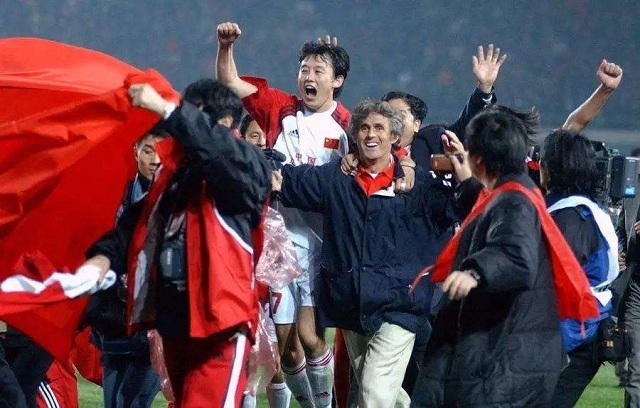 中国为什么踢进了世界杯(回顾国足2002年晋级世界杯：占天时地利人和，现役国足为何赶不上)