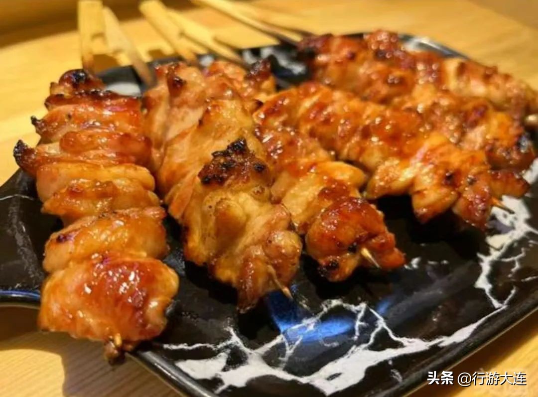 藏不住了！那些巷子里的美味人生，被悄悄地穿成了串