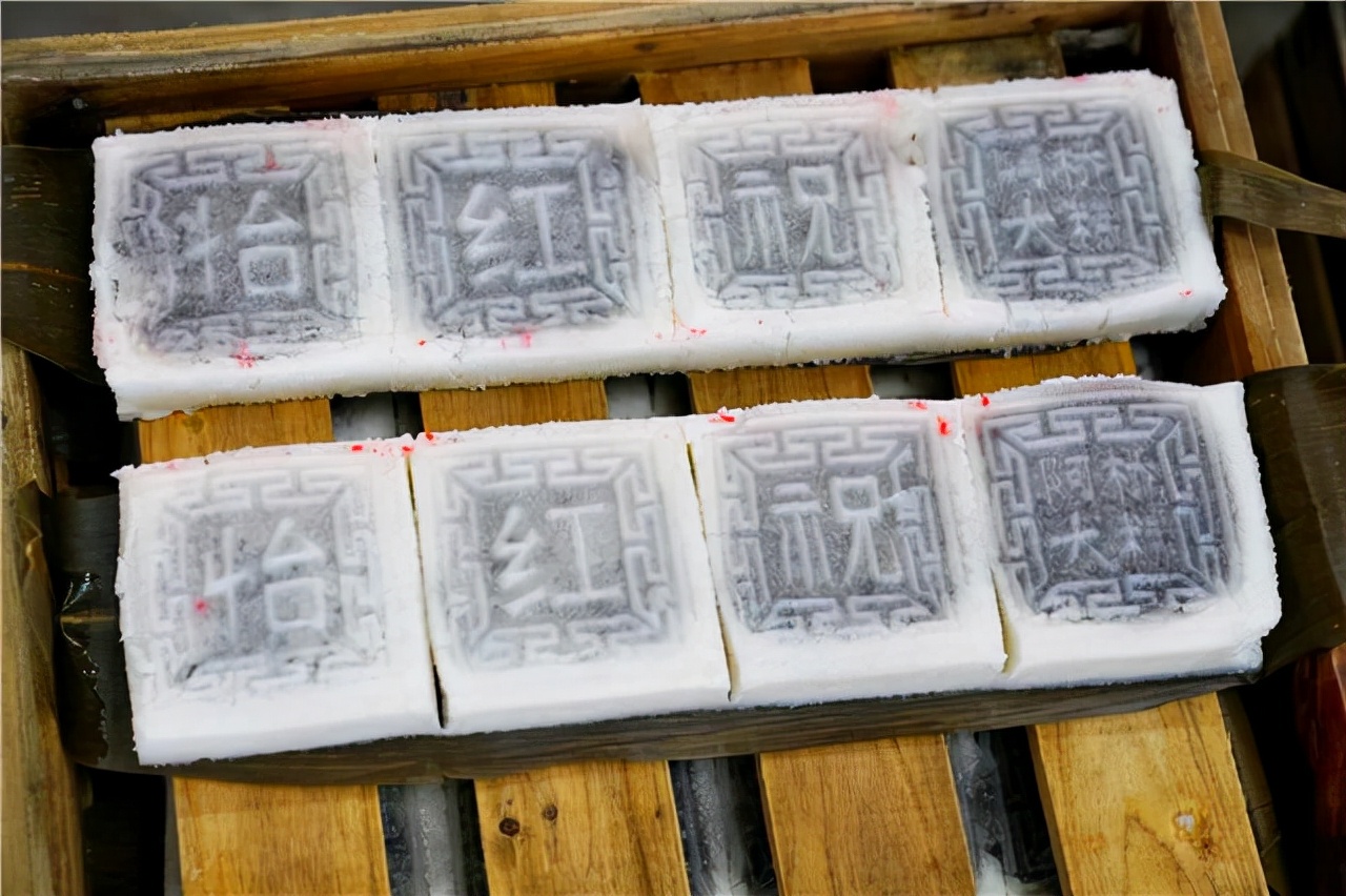 宁波有个很接地气的小吃，当地人定亲时必备，30块钱一盒，很美味