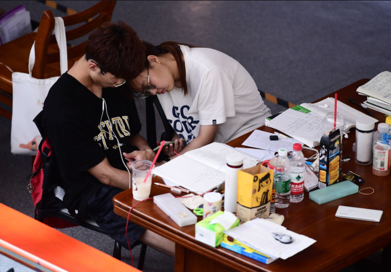 河北一大学生扛不住了，聊天记录曝光后，原因不仅是学习压力大