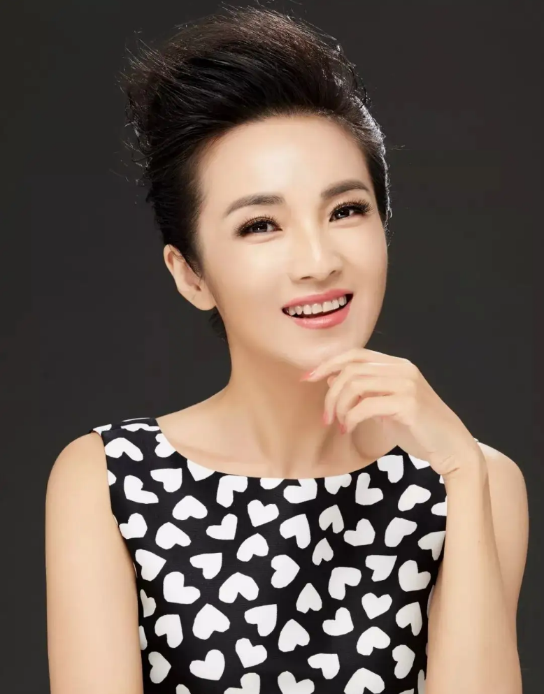 管彤：26岁进央视，41岁结婚，42岁当高龄产妇，今51岁被宠成公主