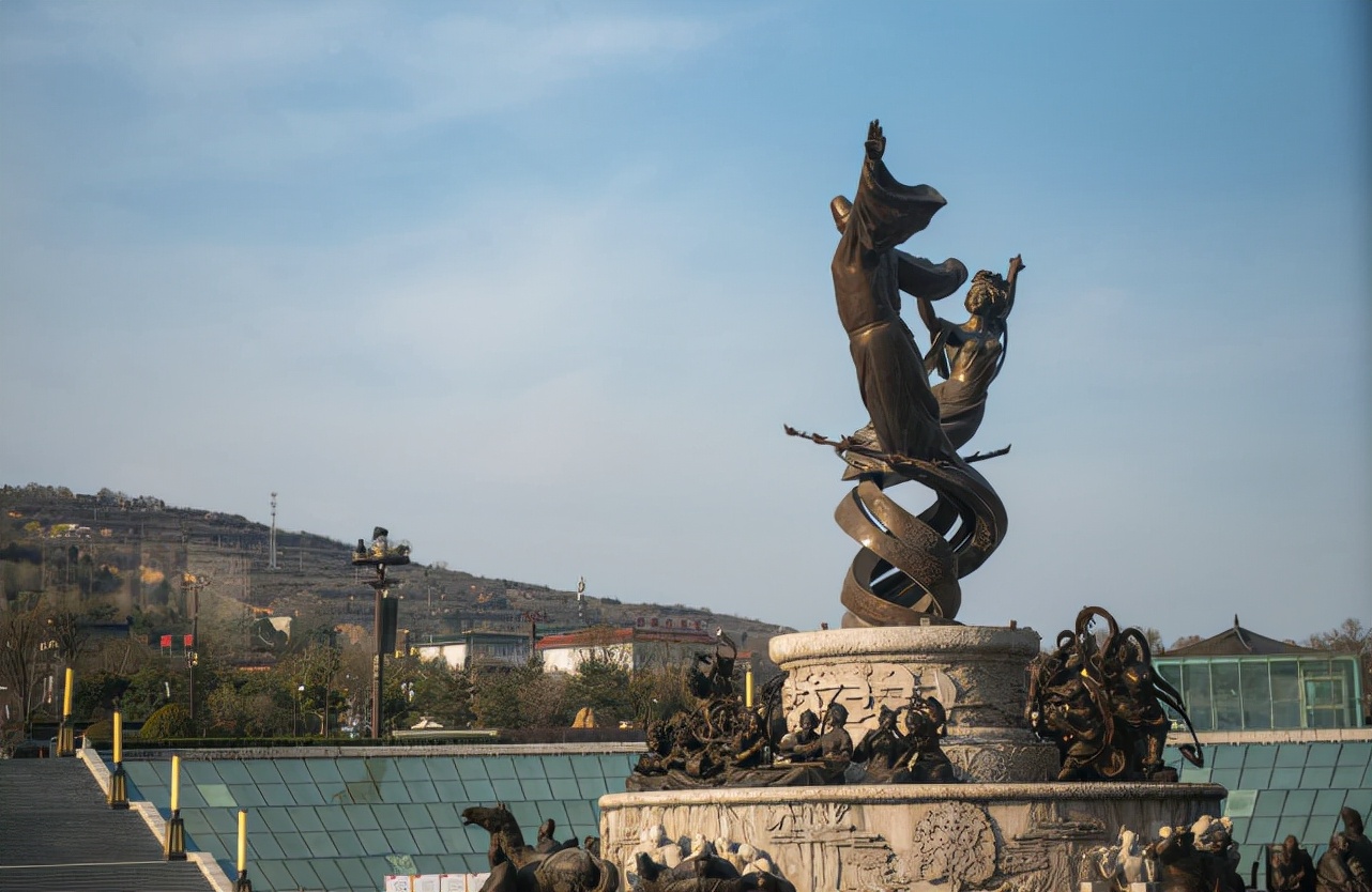 在临潼,有仰韶文化时期的姜寨遗址,烽火戏诸侯发生地骊山,鸿门宴发生