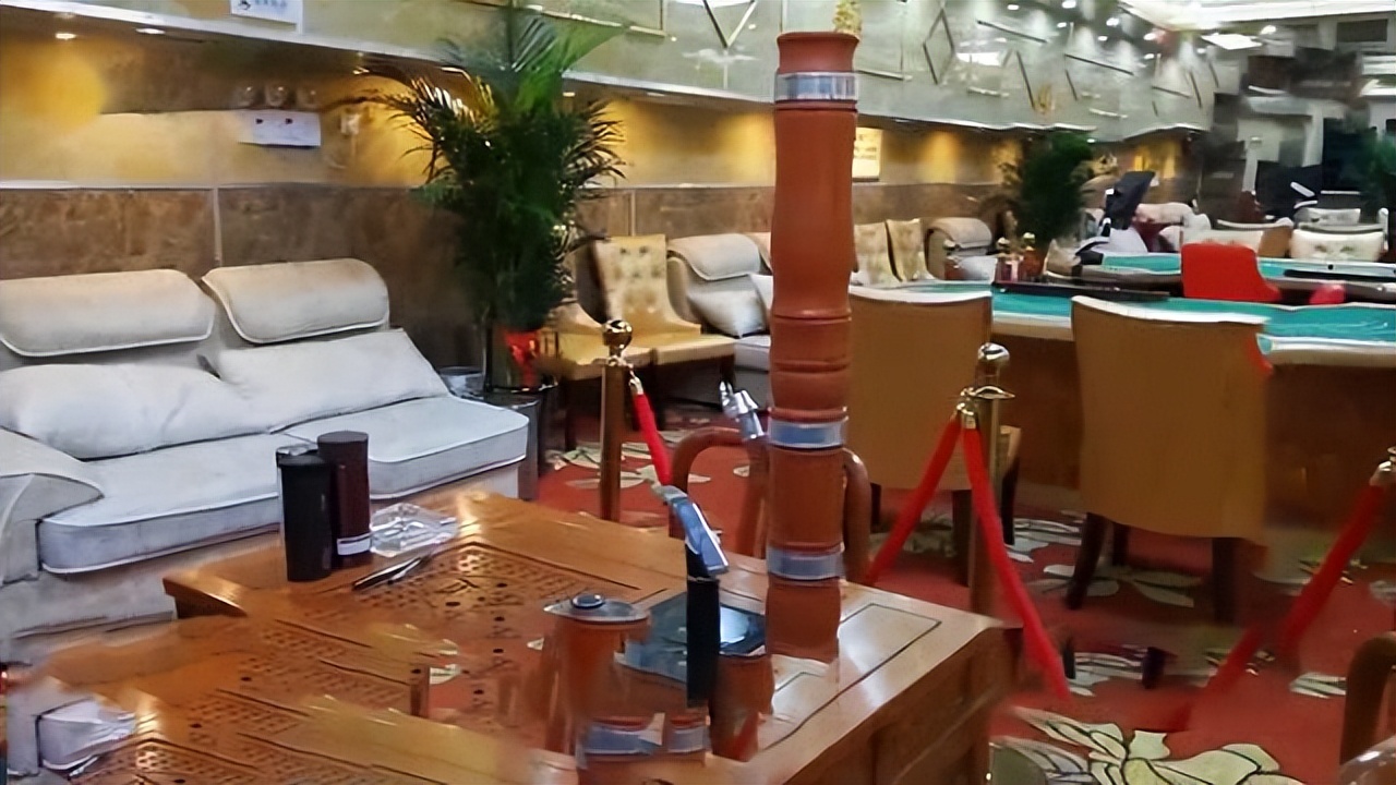 17年苏州运河夜夜有美女登船，警方锁定旧货船，破门后被震撼到了