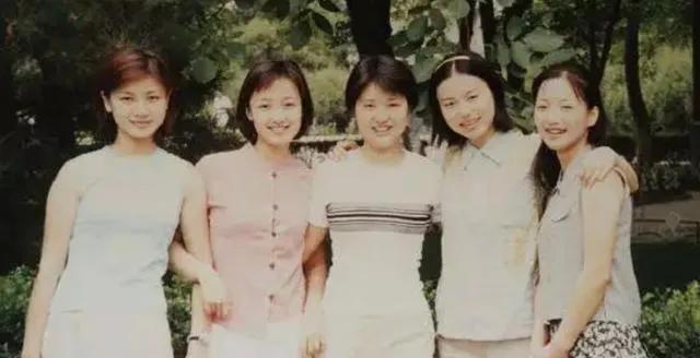 演员赵子琪，聚会时聚来一个老公，两个女儿也幸福