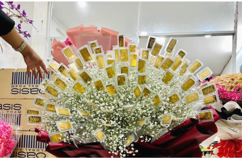 让所有女人都羡慕的三八节礼物：一名越南女子收到了一百朵金花
